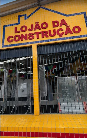 Vista da fachada amarela do Lojão da Construção em Igarassu