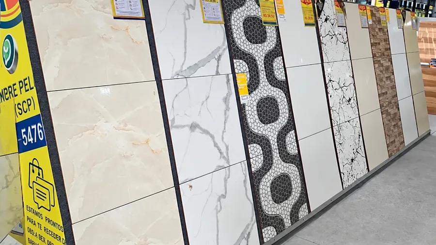 Painéis de porcelanato e revestimento expostos no showroom da loja