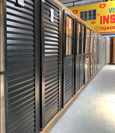 Portas e janelas de alumínio expostas na loja